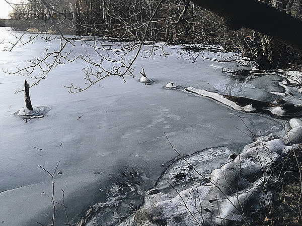 Hochwinkelansicht eines zugefrorenen Sees