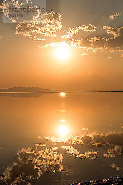 Landschaftliche Ansicht des Großen Salzsees bei Sonnenuntergang