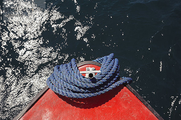 Draufsicht auf das Seilbündel am Schiffsbug