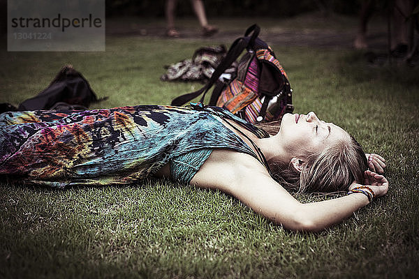 Seitenansicht einer auf Gras schlafenden Frau