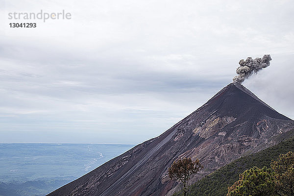 Idyllischer Anblick des aktiven Vulkans bei Acatenango vor bewölktem Himmel