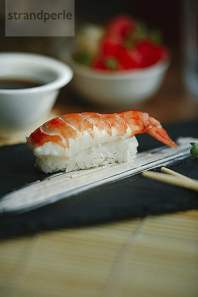 Nahaufnahme von Sushi auf dem Tisch im Restaurant