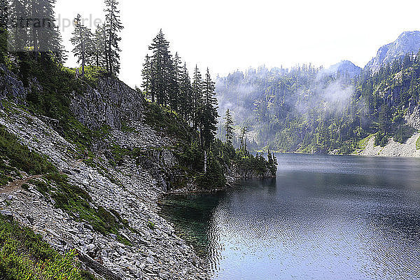 Landschaftliche Ansicht des Mirror Lake inmitten der Berge