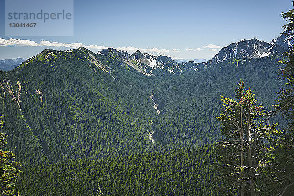 Ruhiger Blick auf Bergketten gegen den Himmel im Mount Rainer National Park