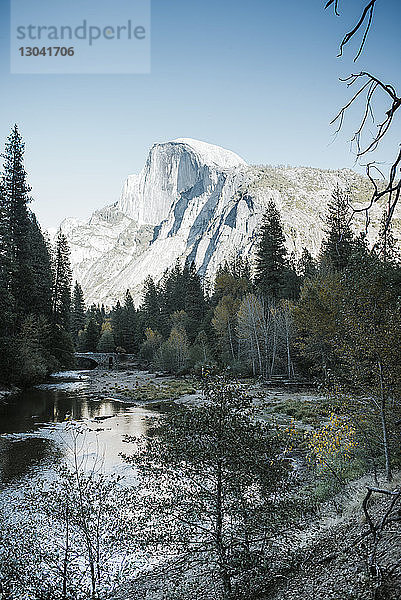Panoramablick auf den See und die Berge im Yosemite-Nationalpark
