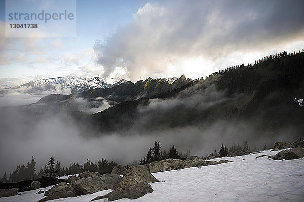 Schneebedecktes Feld im North Cascades National Park gegen den Himmel