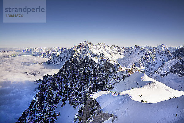Landschaftliche Ansicht schneebedeckter Berge bei strahlend blauem Himmel am sonnigen Tag