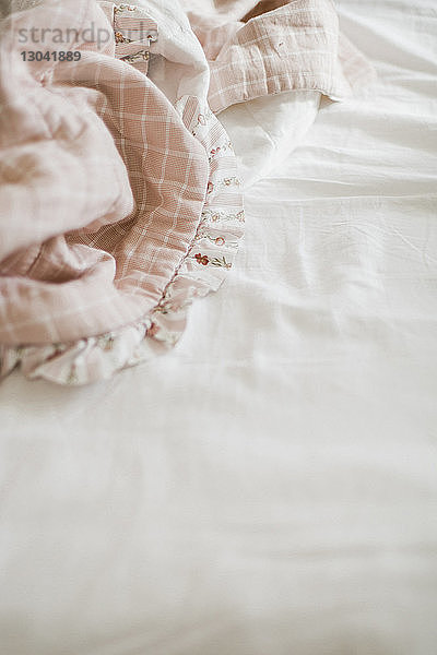 Hochwinkelansicht der Decke auf dem Bett