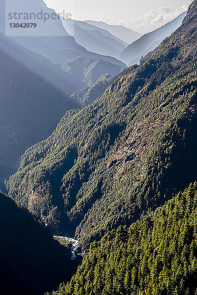 Panoramablick auf die Bergkette an einem sonnigen Tag