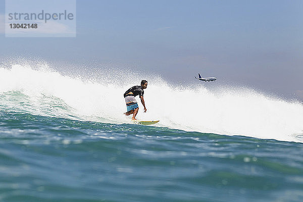 Mann beim Surfen im Meer