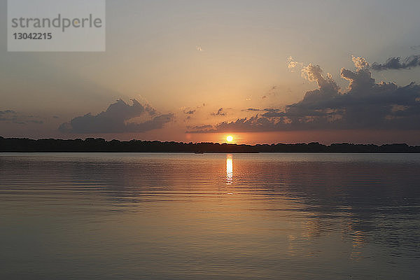 Panoramablick auf den See bei Sonnenuntergang