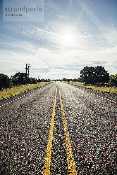 Nahaufnahme einer Straße mit Markierungen vor bewölktem Himmel im Davis Mountains State Park