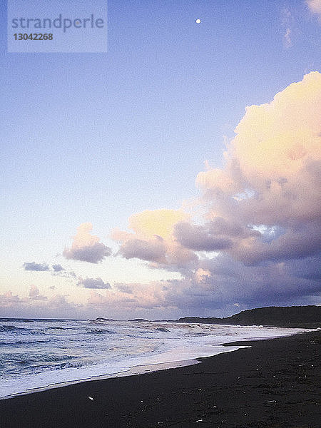 Szenische Ansicht des Flamenco-Strandes gegen den Himmel bei Sonnenuntergang