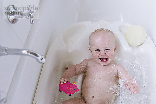 Porträt eines glücklichen Mädchens in der Badewanne