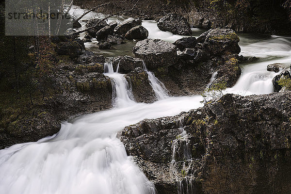 Panoramablick auf den Wasserfall im Ordesa-Nationalpark