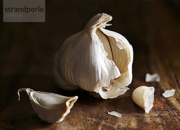 Nahaufnahme von Knoblauch auf Holztisch