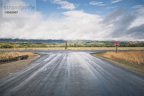 Blick von der Straße gegen die Landschaft im Grand-Teton-Nationalpark