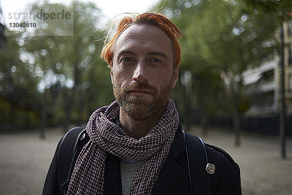 Porträt eines selbstbewussten Mannes im Park in Paris