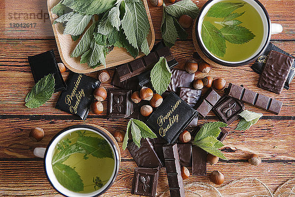 Draufsicht auf grünen Tee und Schokolade auf dem Tisch