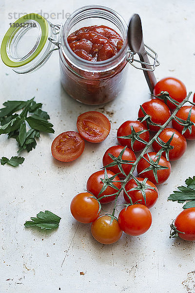 Hochwinkelansicht von Tomaten und Sauce auf dem Tisch