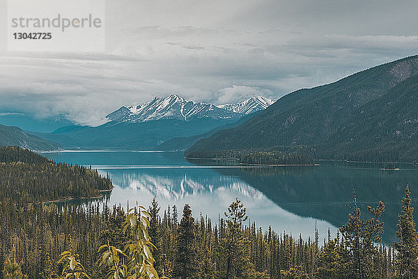 Panoramablick auf den See und die Berge im nördlichen Rocky Mountains Provincial Park
