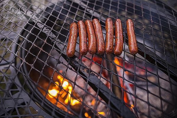 Hochwinkelansicht von Würstchen auf dem Grill