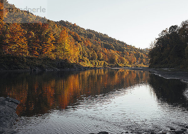 Landschaftliche Ansicht von See und Berg im Herbst