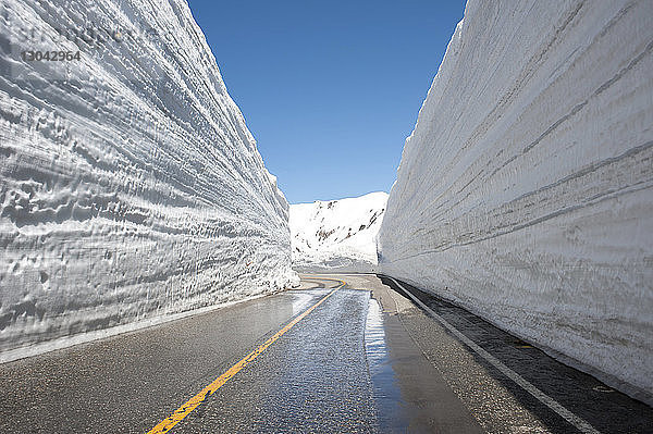 Tateyama-Kurobe-Alpenstraße gegen klaren Himmel im Winter