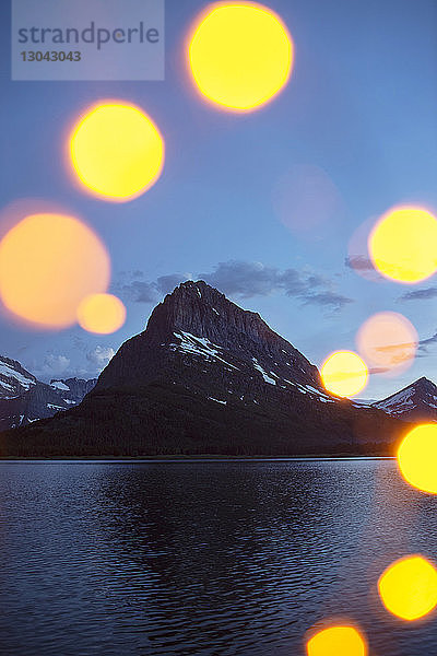 Ruhiger Blick auf den Swiftcurrent Lake gegen den Mt. Grinnell im Glacier National Park