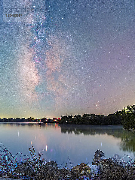 Szenische Ansicht des Sees gegen den Sternenhimmel