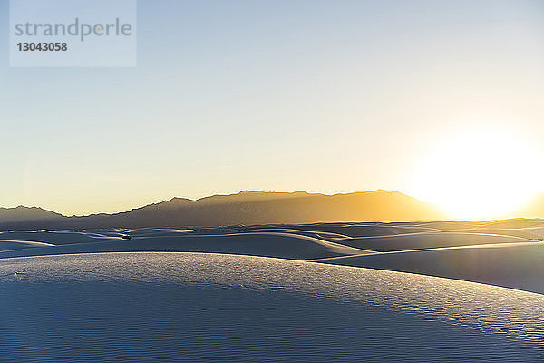 Szenenansicht des White Sands National Monument vor klarem Himmel bei Sonnenuntergang