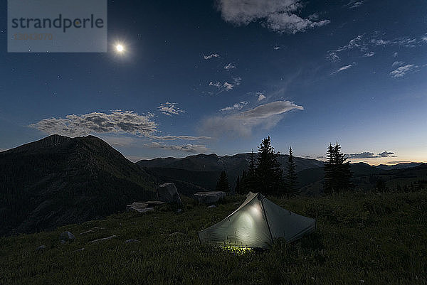 Szenische Ansicht des Zeltes auf dem Feld gegen den Himmel bei Nacht