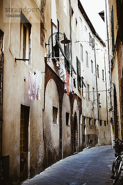 Leere Gasse inmitten von Gebäuden in der Stadt