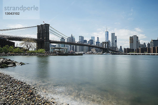 Brooklyn Bridge und ein Welthandelszentrum gegen den Himmel