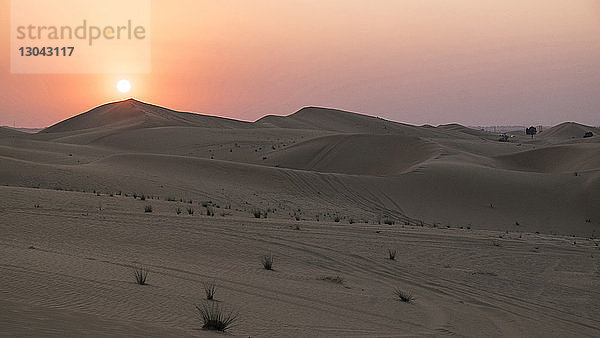 Szenische Ansicht der Wüste vor dramatischem Himmel bei Sonnenuntergang