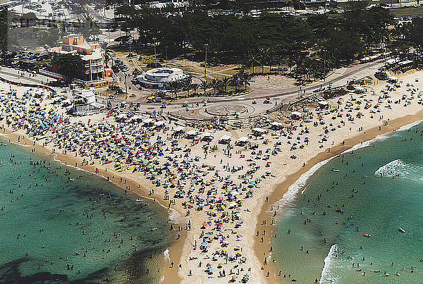 Luftaufnahme von Menschen  die sich am Strand in der Stadt vergnügen