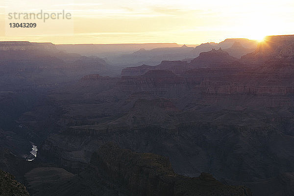 Panoramablick auf den Grand Canyon National Park gegen den Himmel bei Sonnenuntergang