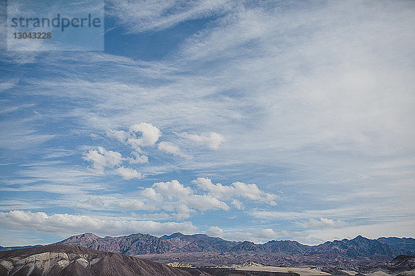 Tiefblick auf die Berge vor bewölktem Himmel im Death Valley National Park