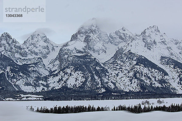 Panoramablick auf die schneebedeckten Berge im Grand-Teton-Nationalpark