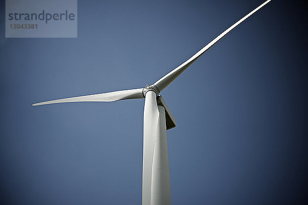 Niedrigwinkelansicht der Windmühle gegen klaren blauen Himmel bei sonnigem Tag