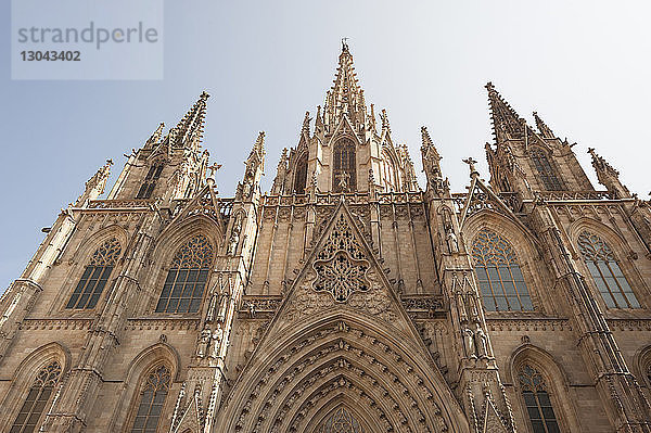 Niedrigwinkelansicht der Kathedrale von Barcelona bei klarem Himmel an einem sonnigen Tag