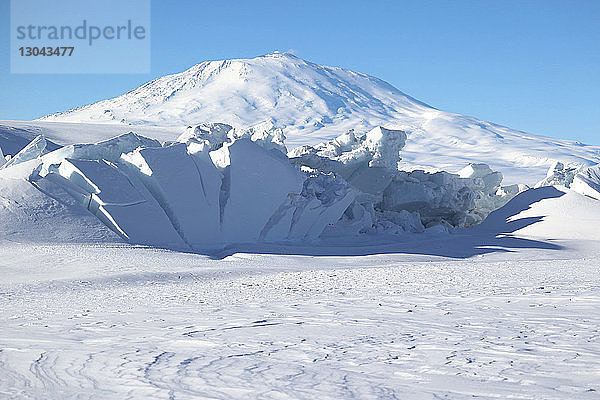 Szenische Ansicht des Mount Erebus bei klarem Himmel