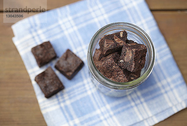 Draufsicht auf Brownie-Bissen im Glas auf dem Tisch