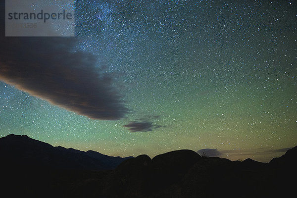 Landschaftliche Ansicht des Silhouettenberges gegen das Sternenfeld bei Nacht