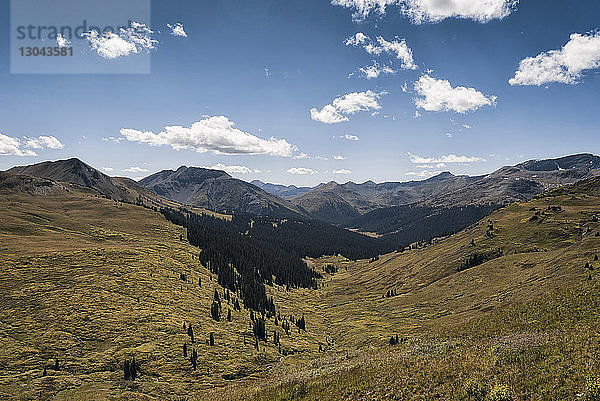 Landschaftliche Ansicht von Bergen gegen den Himmel