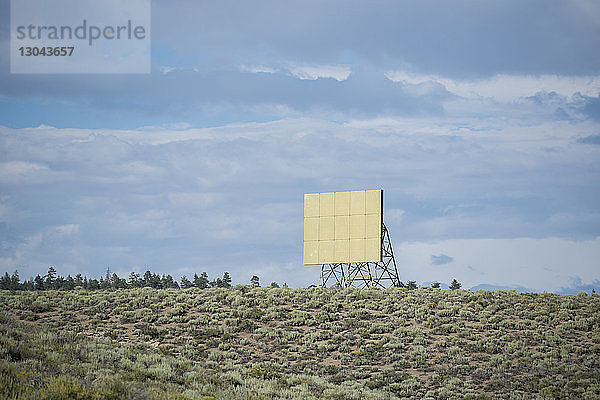 Leere Werbetafel auf dem Spielfeld gegen bewölkten Himmel in Owens Valley