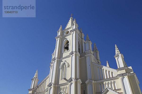Niedrigwinkelansicht der Kirche vor klarem blauen Himmel bei sonnigem Wetter