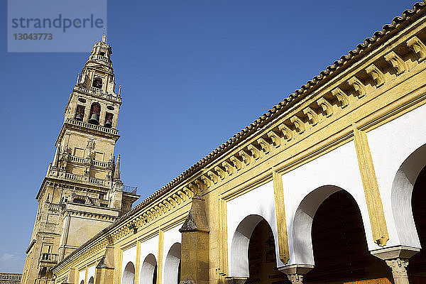 Tiefblick auf die Moschee von Cordoba vor klarem blauen Himmel bei sonnigem Wetter