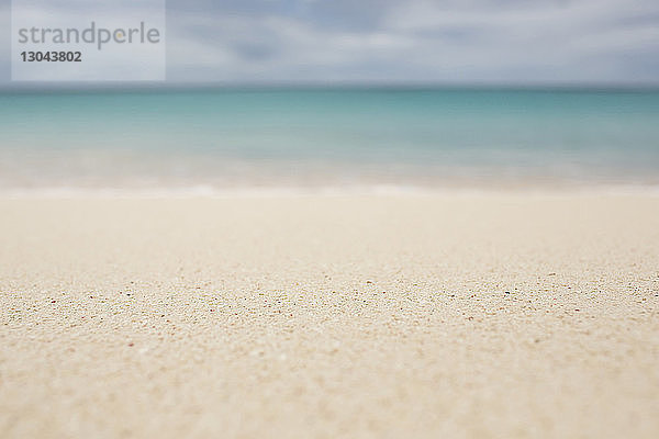 Oberflächenniveau des Strandes gegen den Himmel