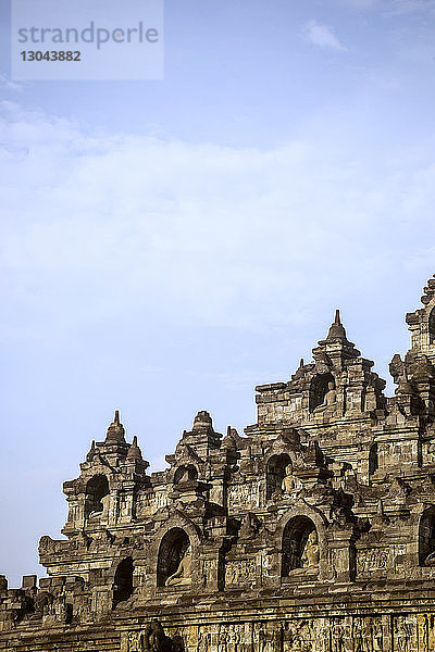 Niedrigwinkelansicht der Schnitzereien an den Wänden des Prambanan-Tempels gegen den Himmel